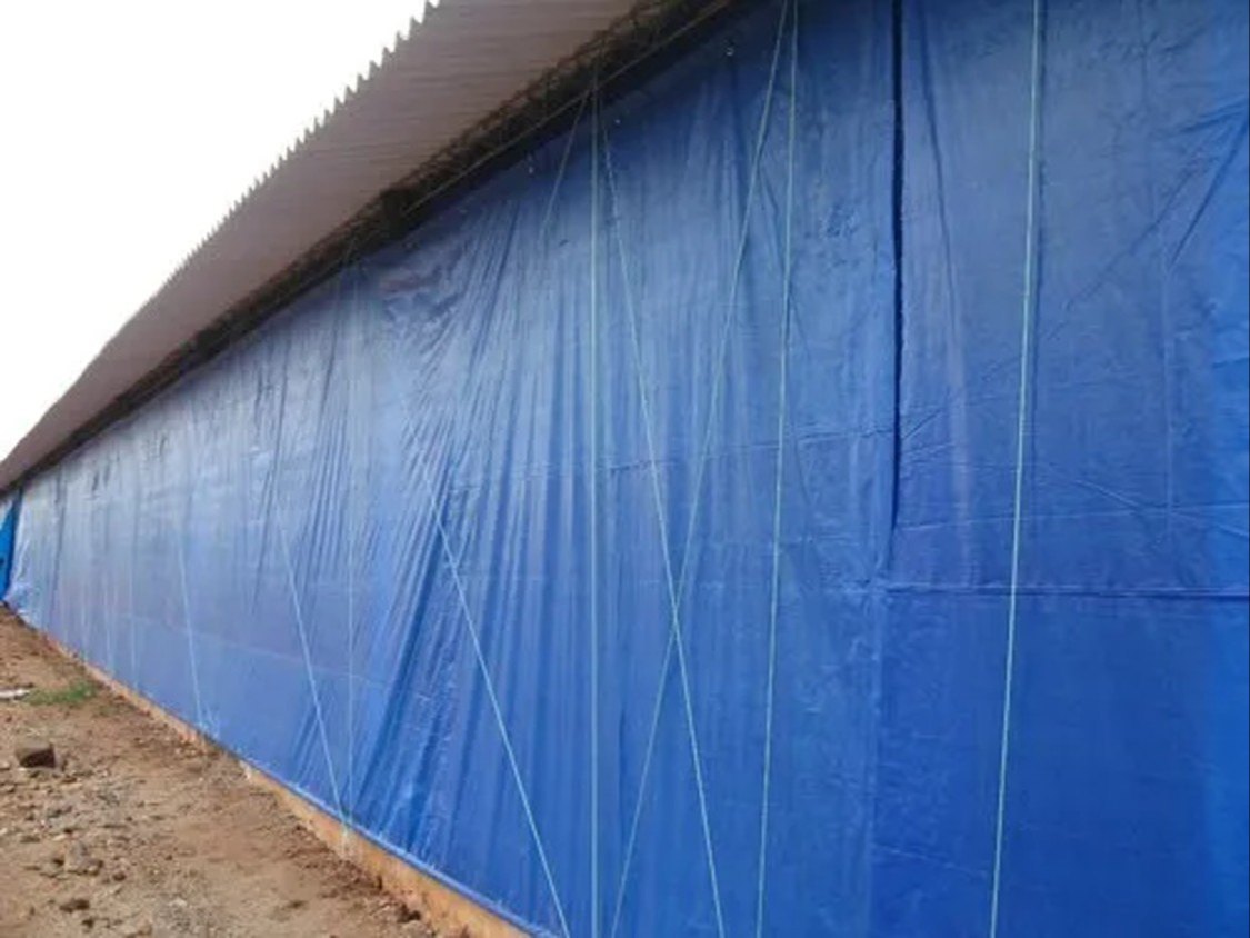 Cortina avícola vs lona multiuso: por qué el tejido correcto le ahorra dinero